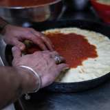 ...mentre altre le ricopre di salsa rossa...
